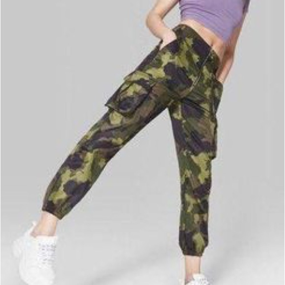 Wild fable camo pants with o ring